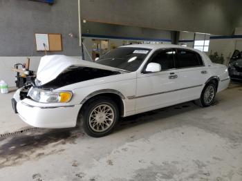  Salvage Lincoln Towncar