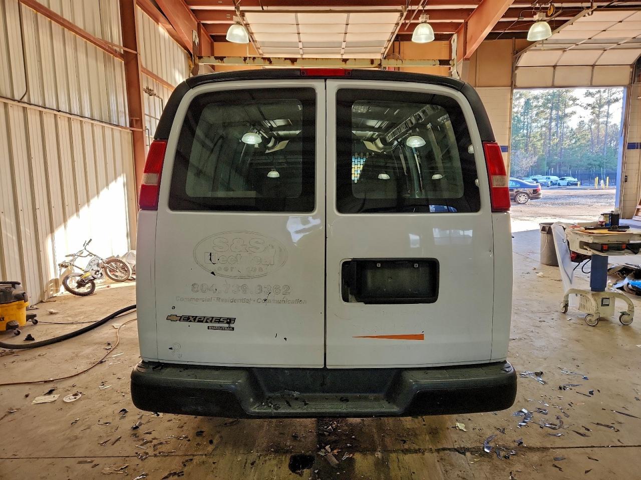 Chevrolet Express Image 11