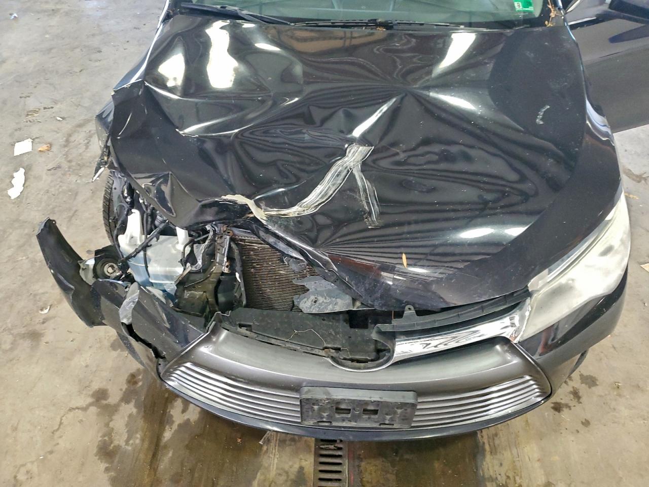 Toyota Camry Le Image 9