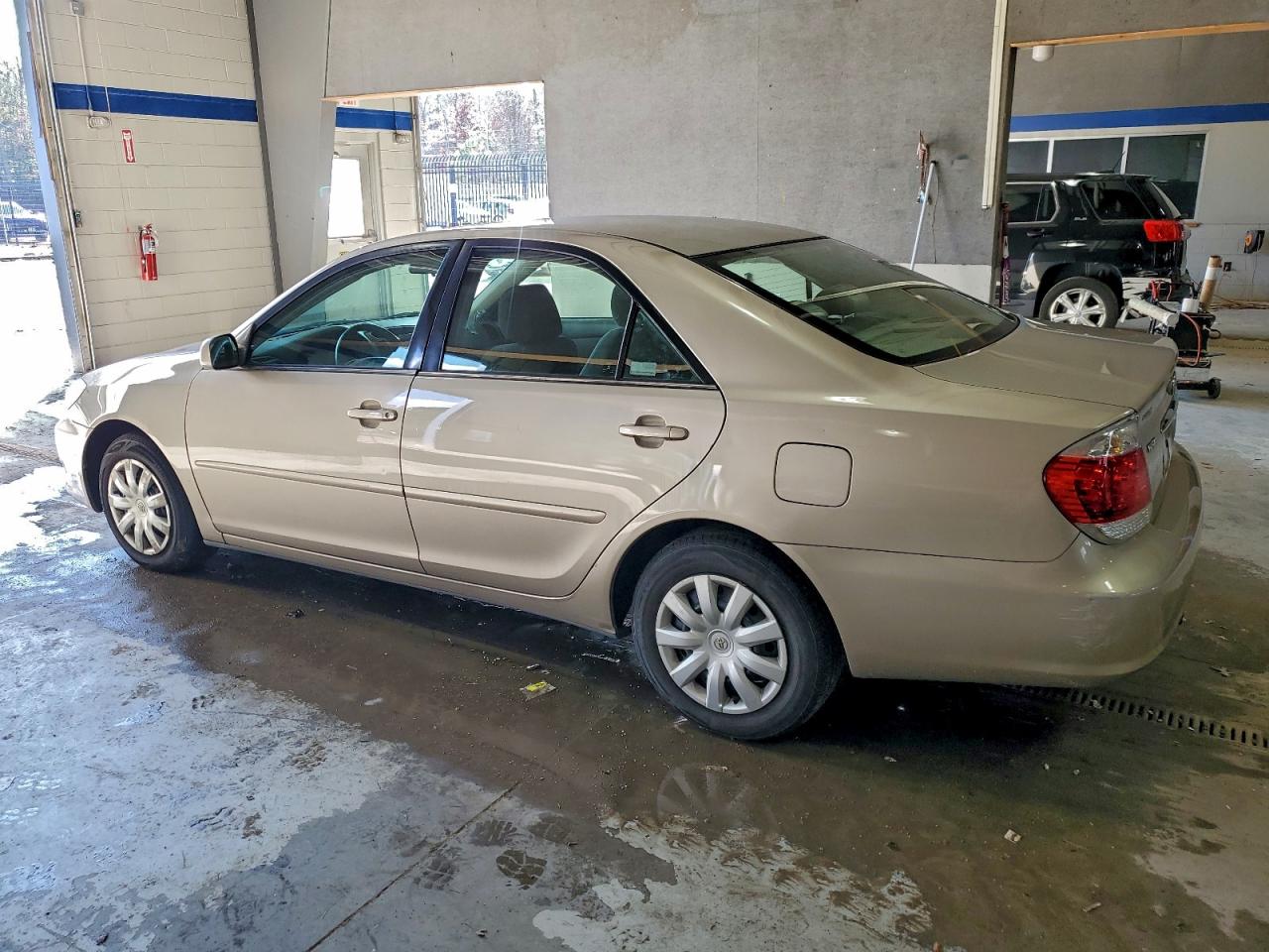 Toyota Camry Le Image 9