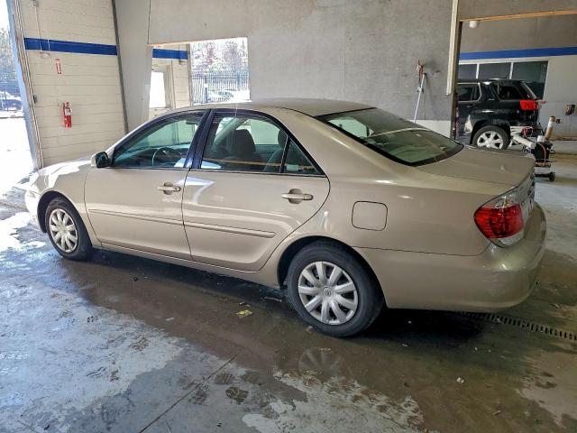 Toyota Camry Le Image 9