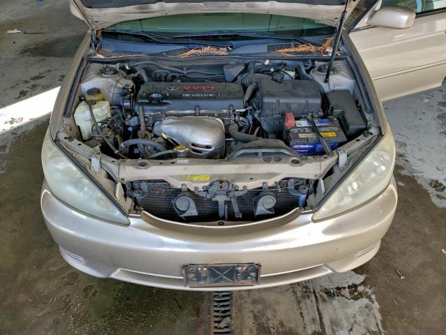 Toyota Camry Le Image 10