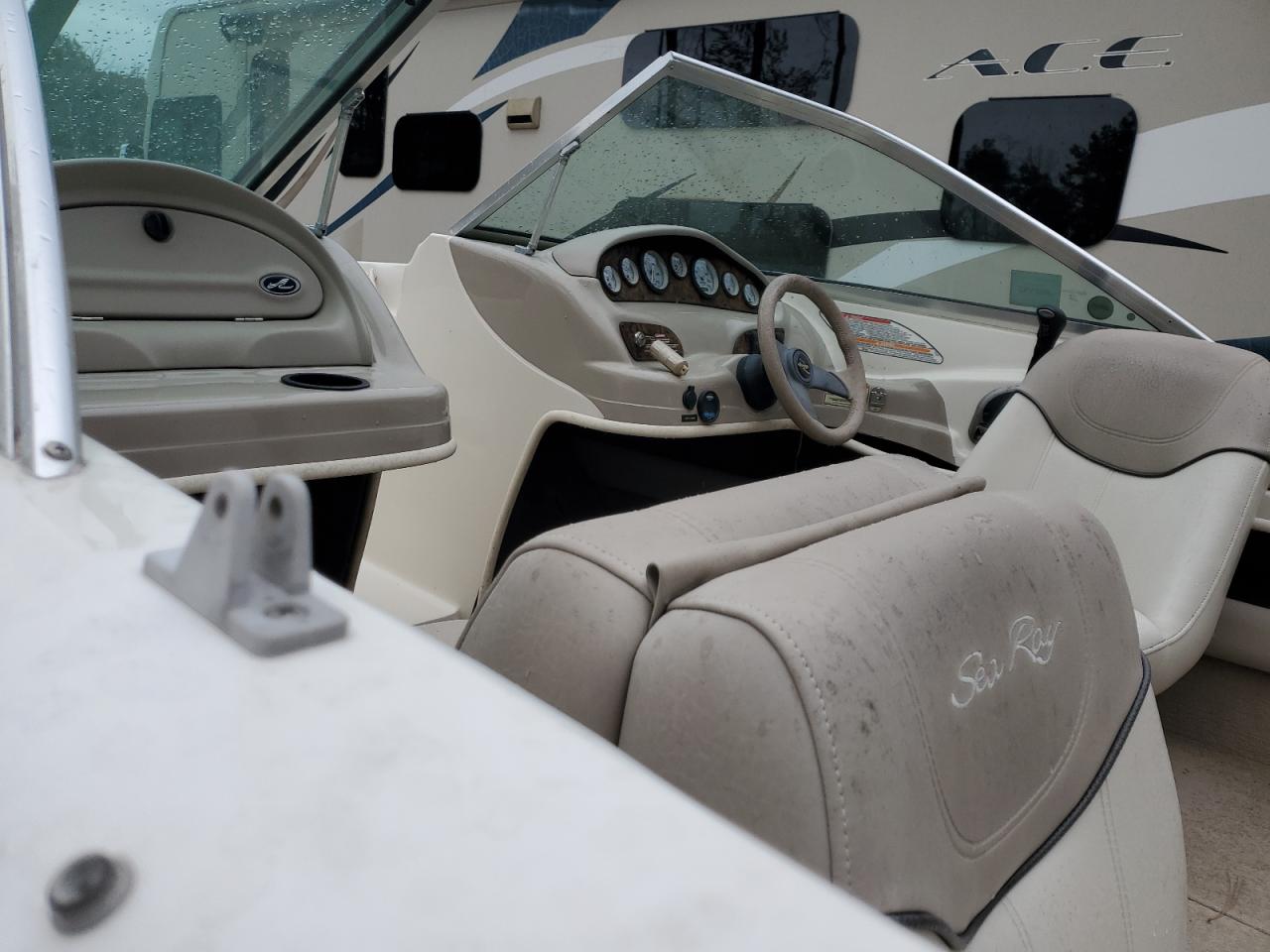 Sea Ray Boat Image 9