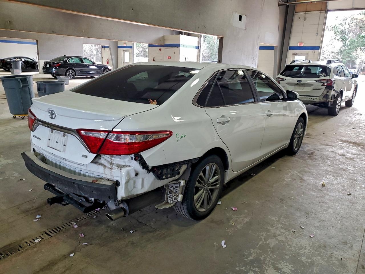 Toyota Camry Le Image 6