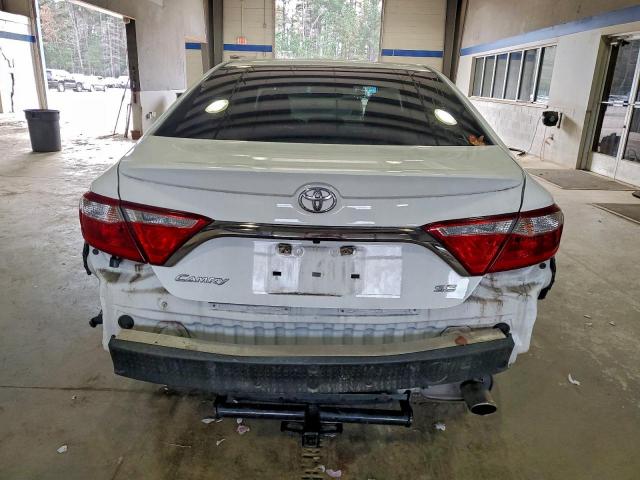Toyota Camry Le Image 5