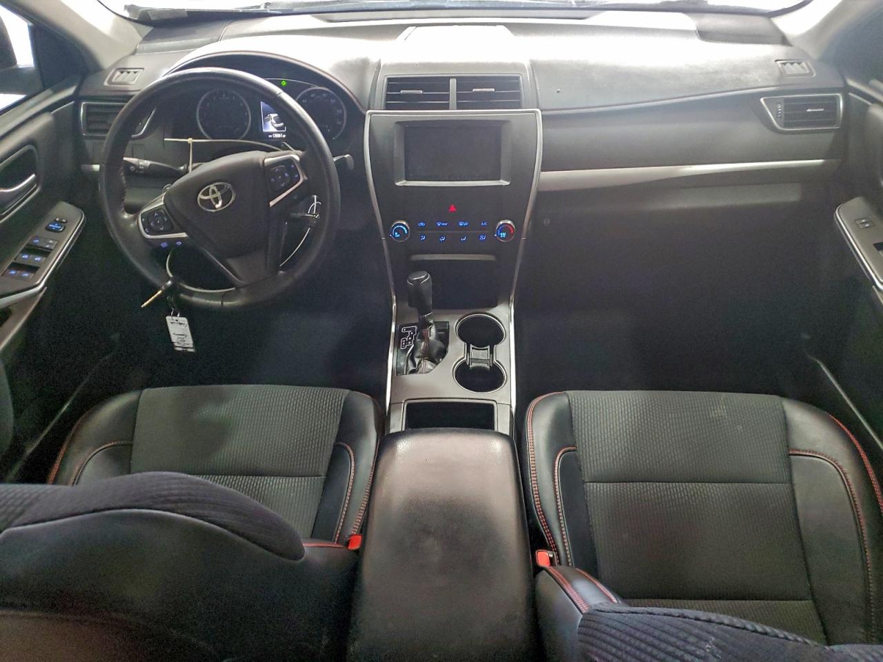 Toyota Camry Le Image 10