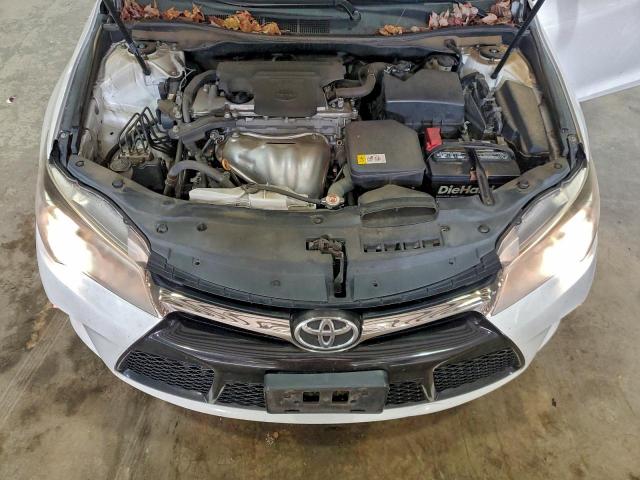 Toyota Camry Le Image 12