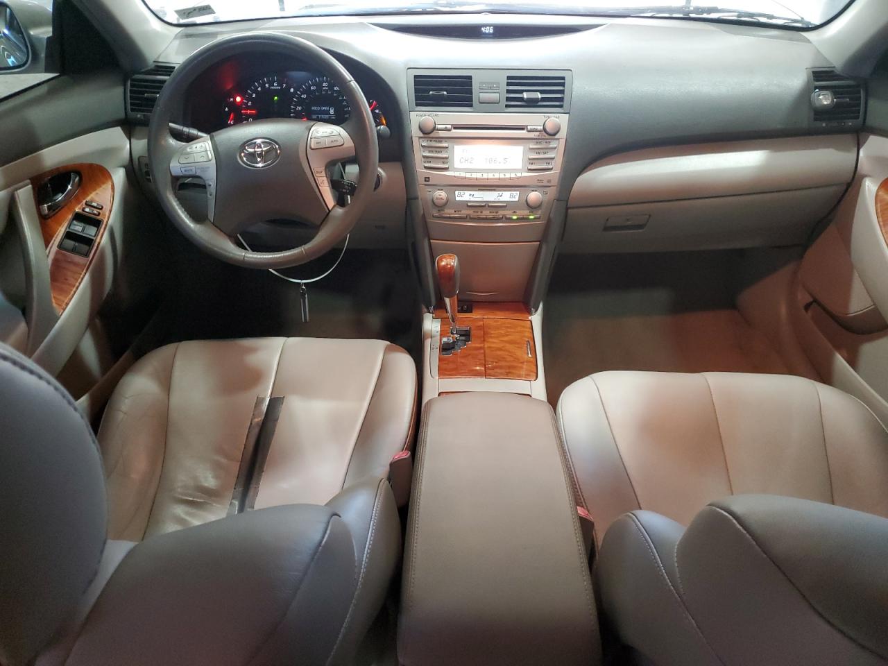 Toyota Camry Se Image 8