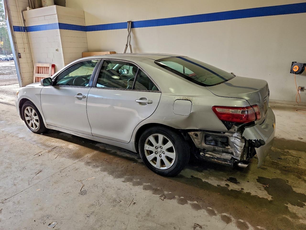 Toyota Camry Le Image 9