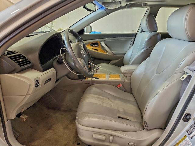 Toyota Camry Le Image 2