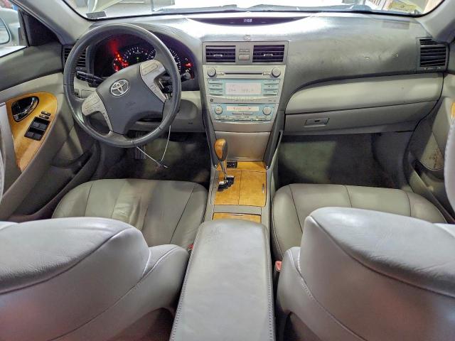 Toyota Camry Le Image 7