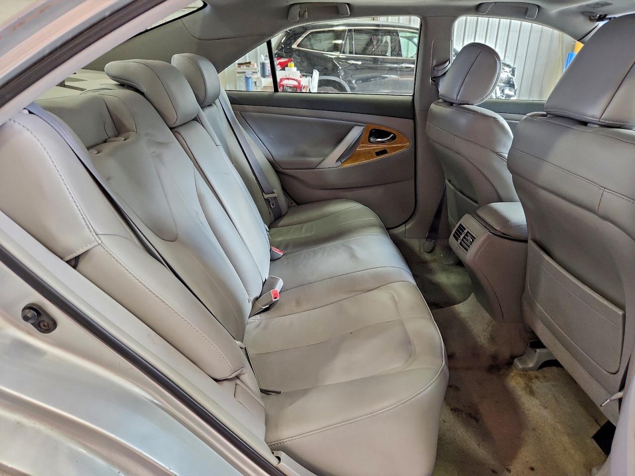 Toyota Camry Le Image 5