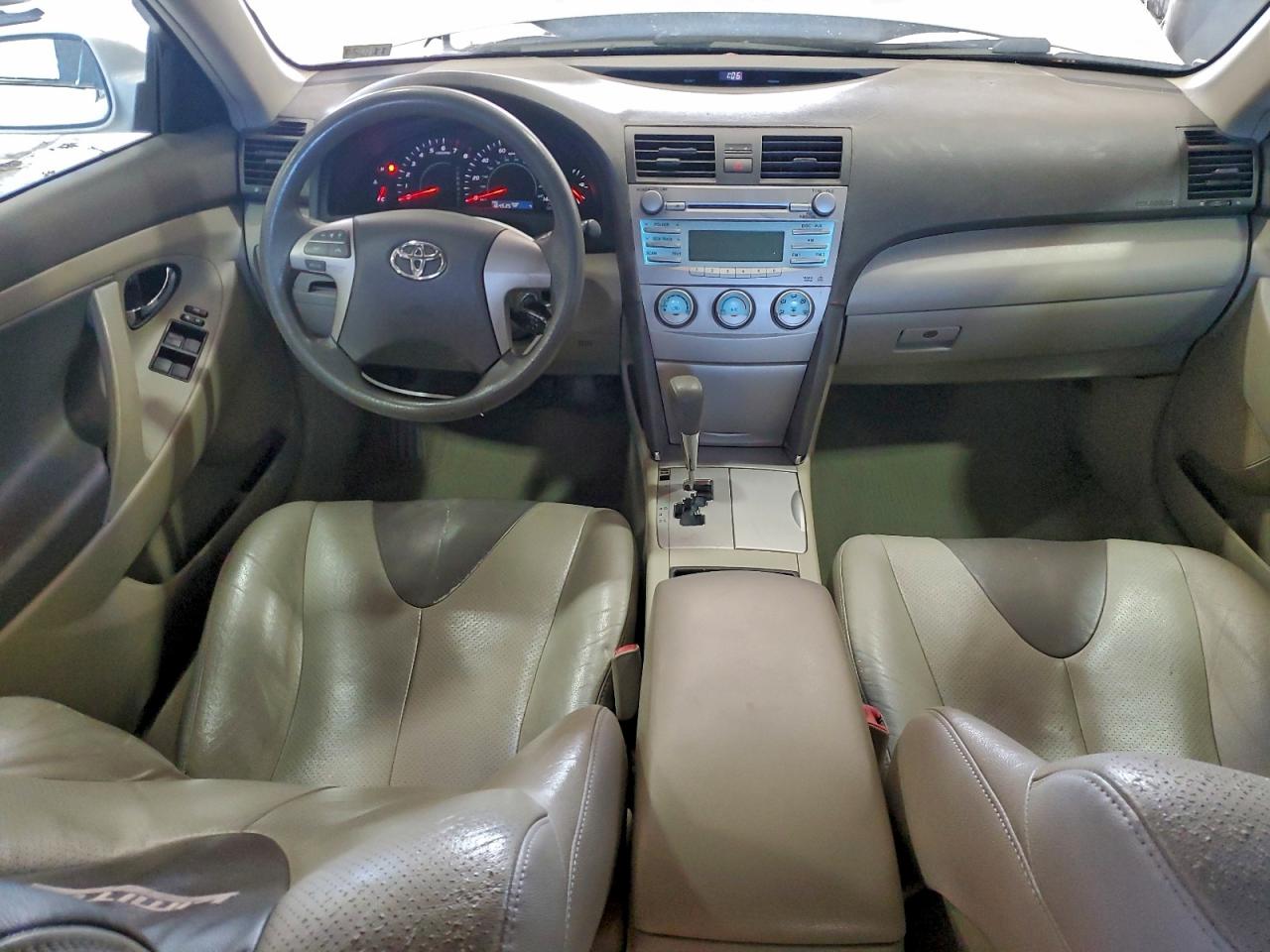 Toyota Camry Base Image 8