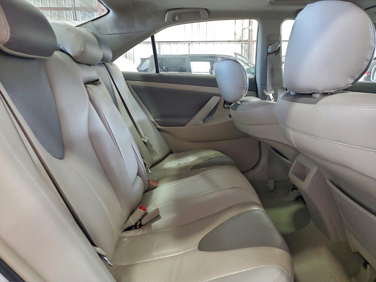 Toyota Camry Base Image 6