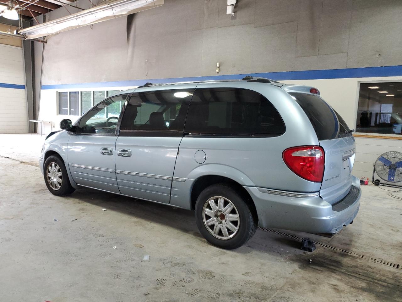 Chrysler Minivan Limited Image 2