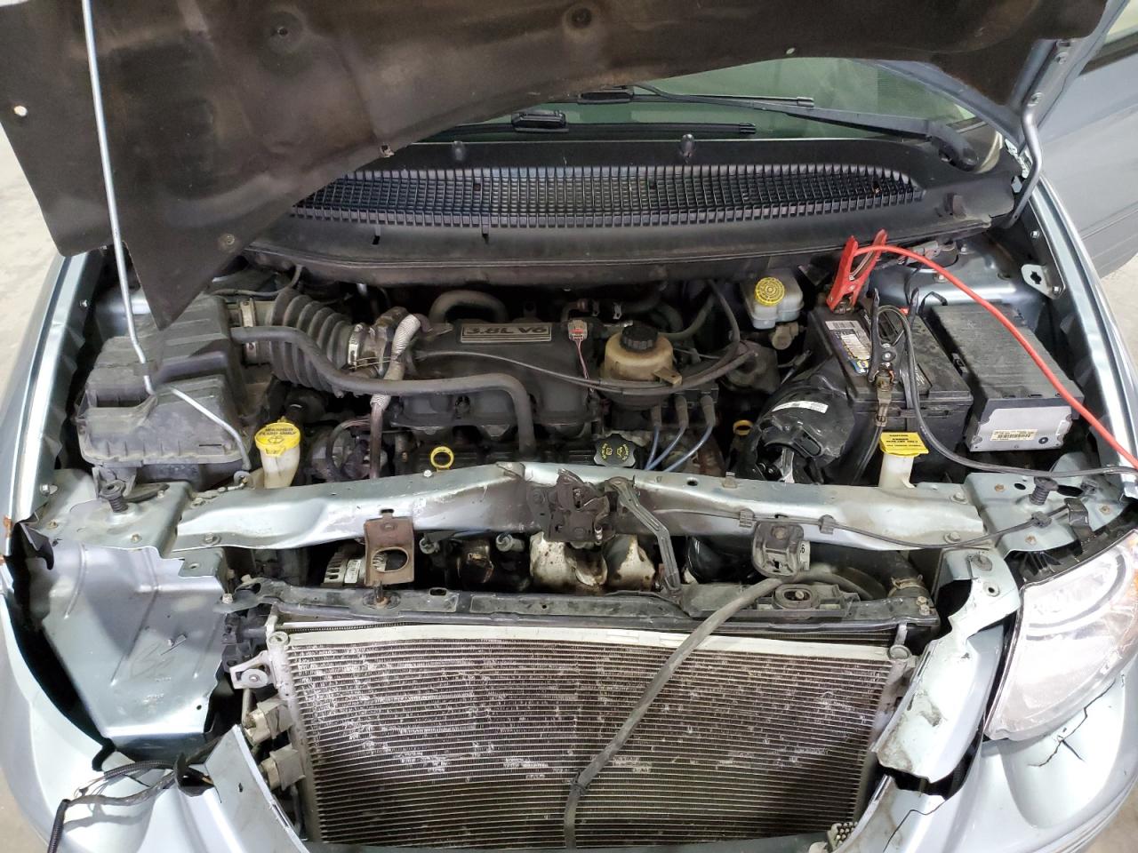 Chrysler Minivan Limited Image 9