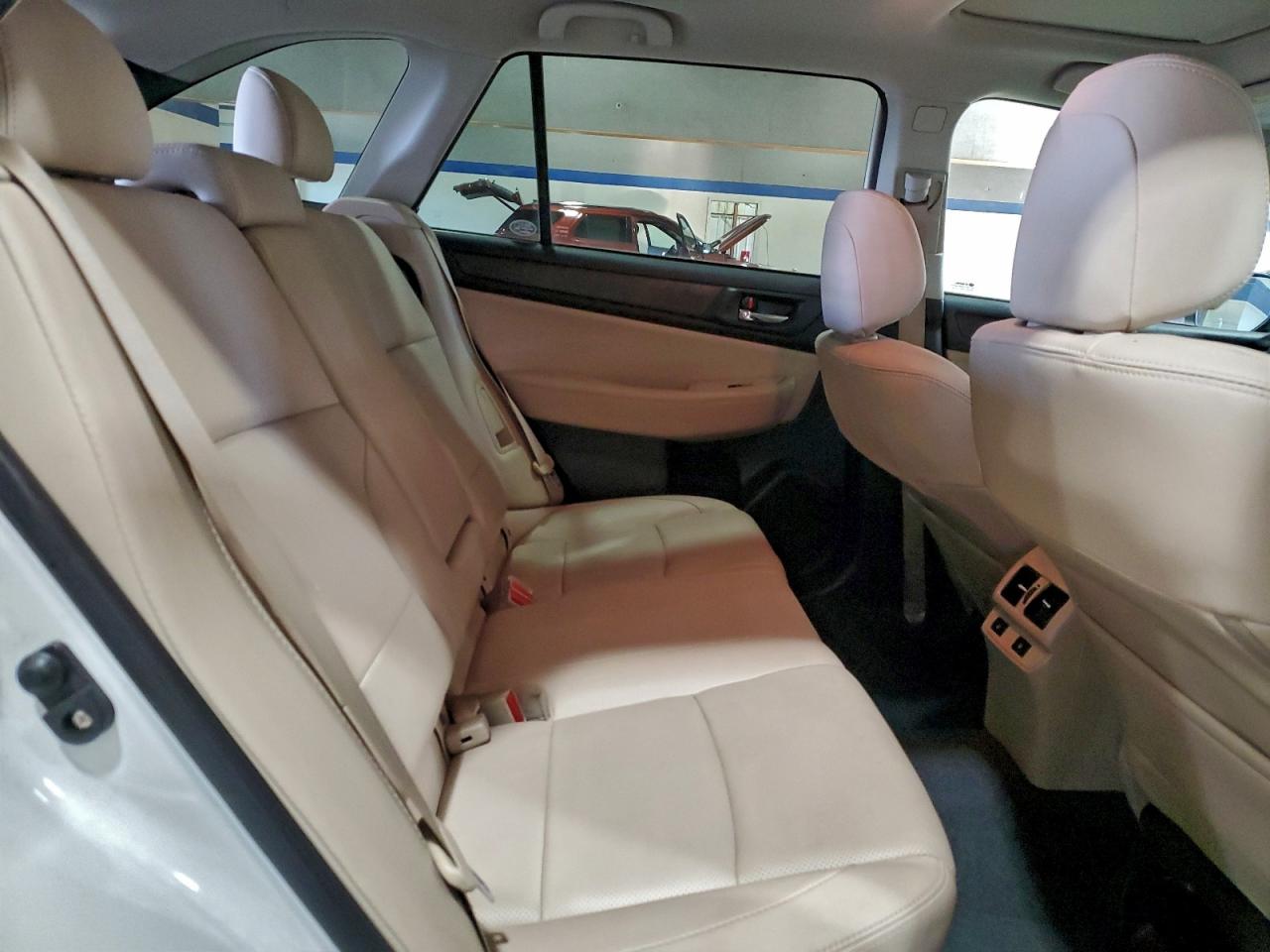 Subaru Outback 2.5i Limited Image 10