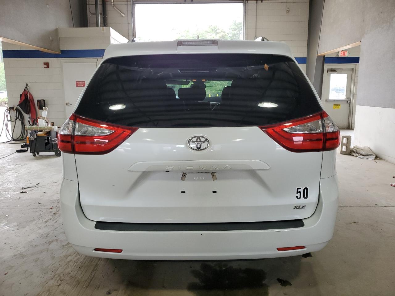 Toyota Sienna Xle Image 3