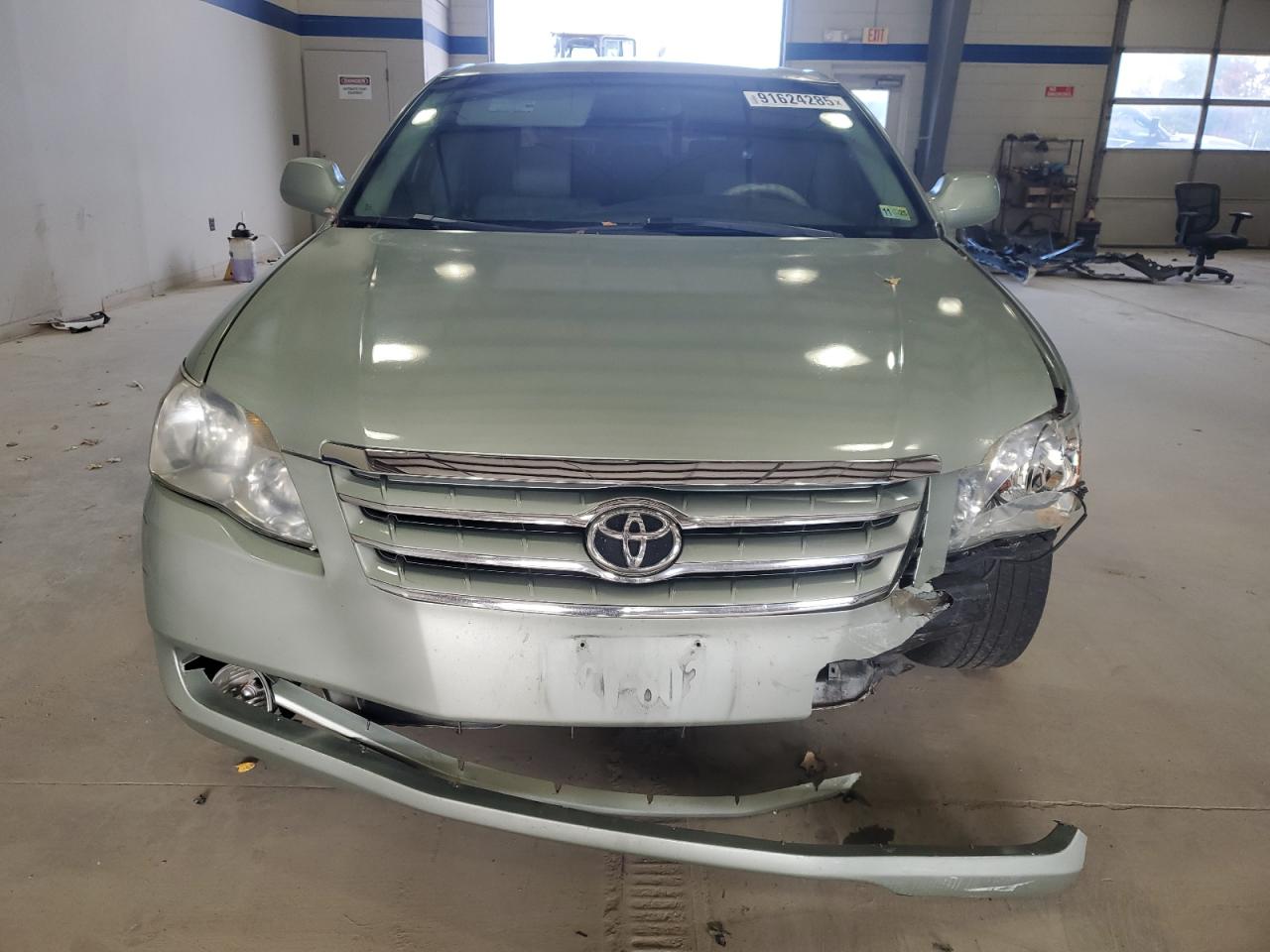 Toyota Avalon Xl Image 5