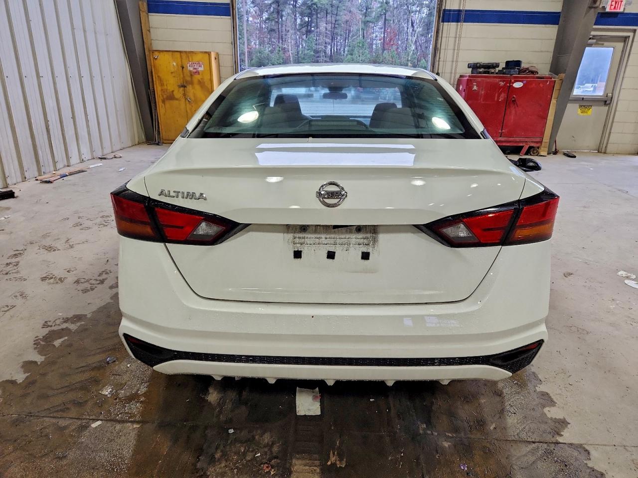 Nissan Altima S Image 6