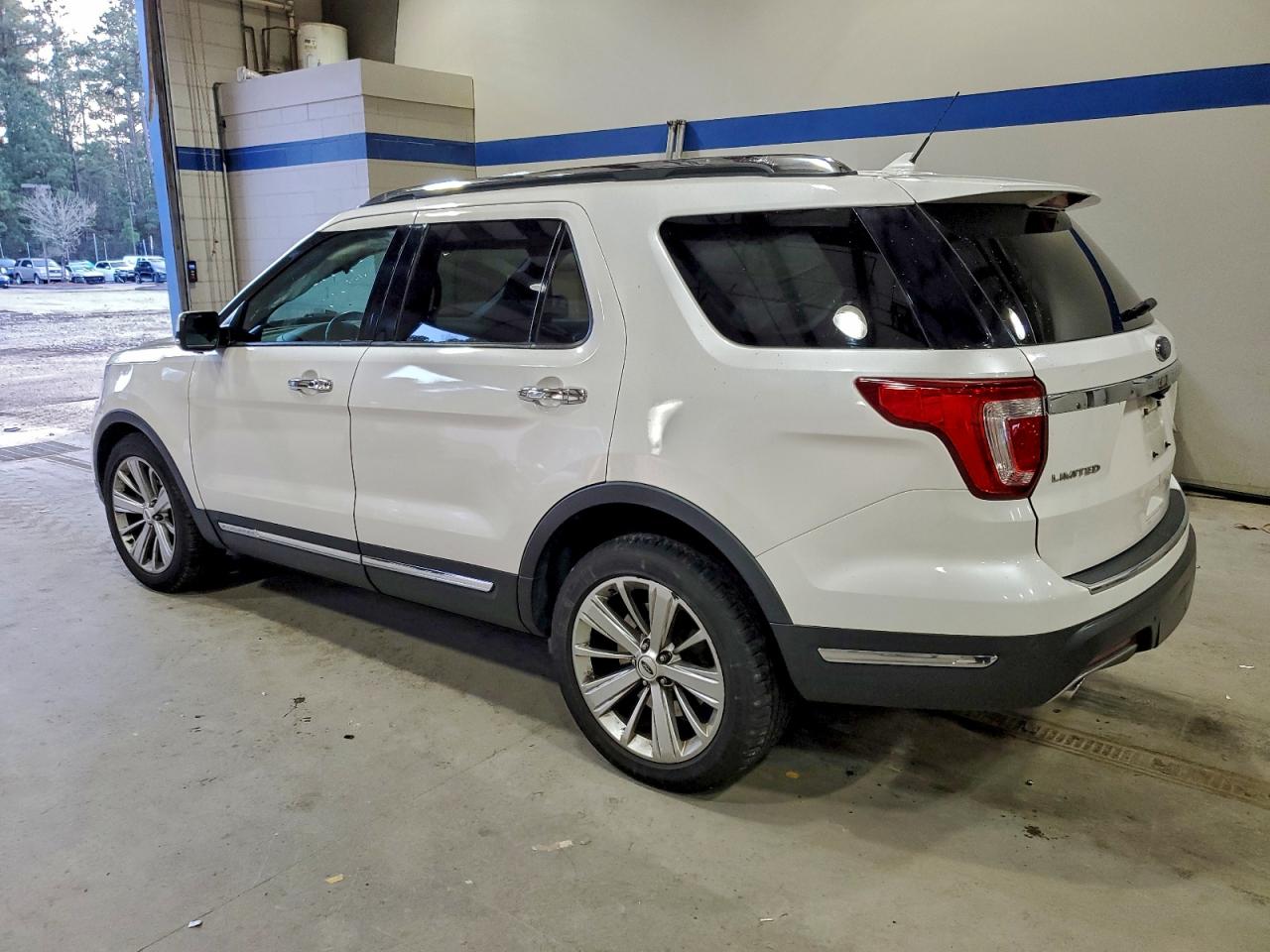 Ford Explorer Limited Image 5