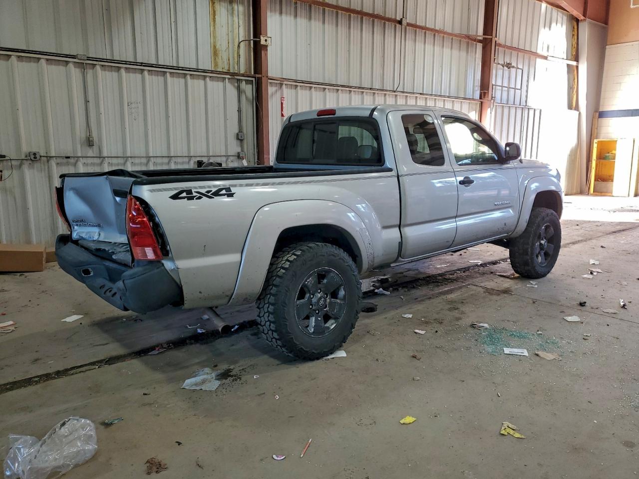 Toyota Tacoma Access Cab Image 3