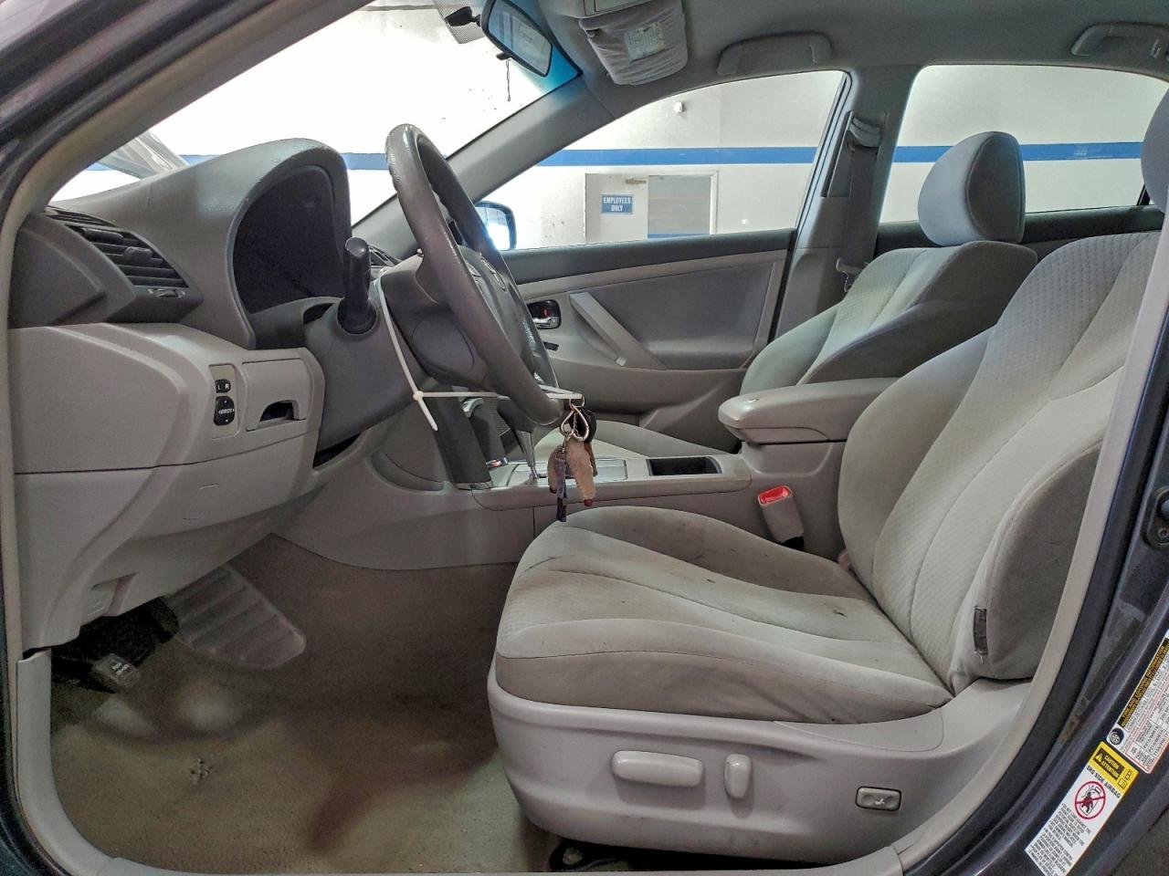Toyota Camry Base Image 4