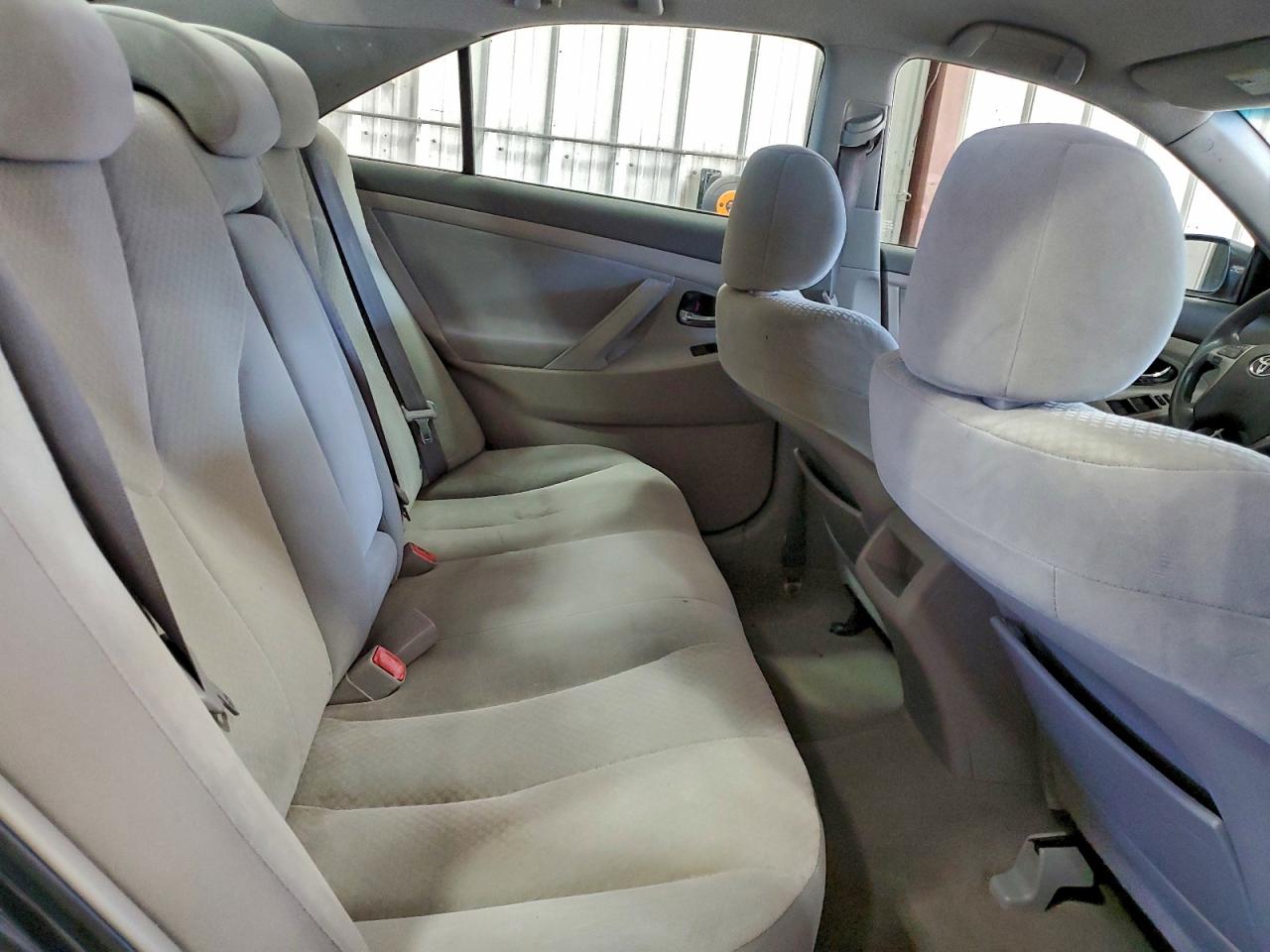 Toyota Camry Base Image 3