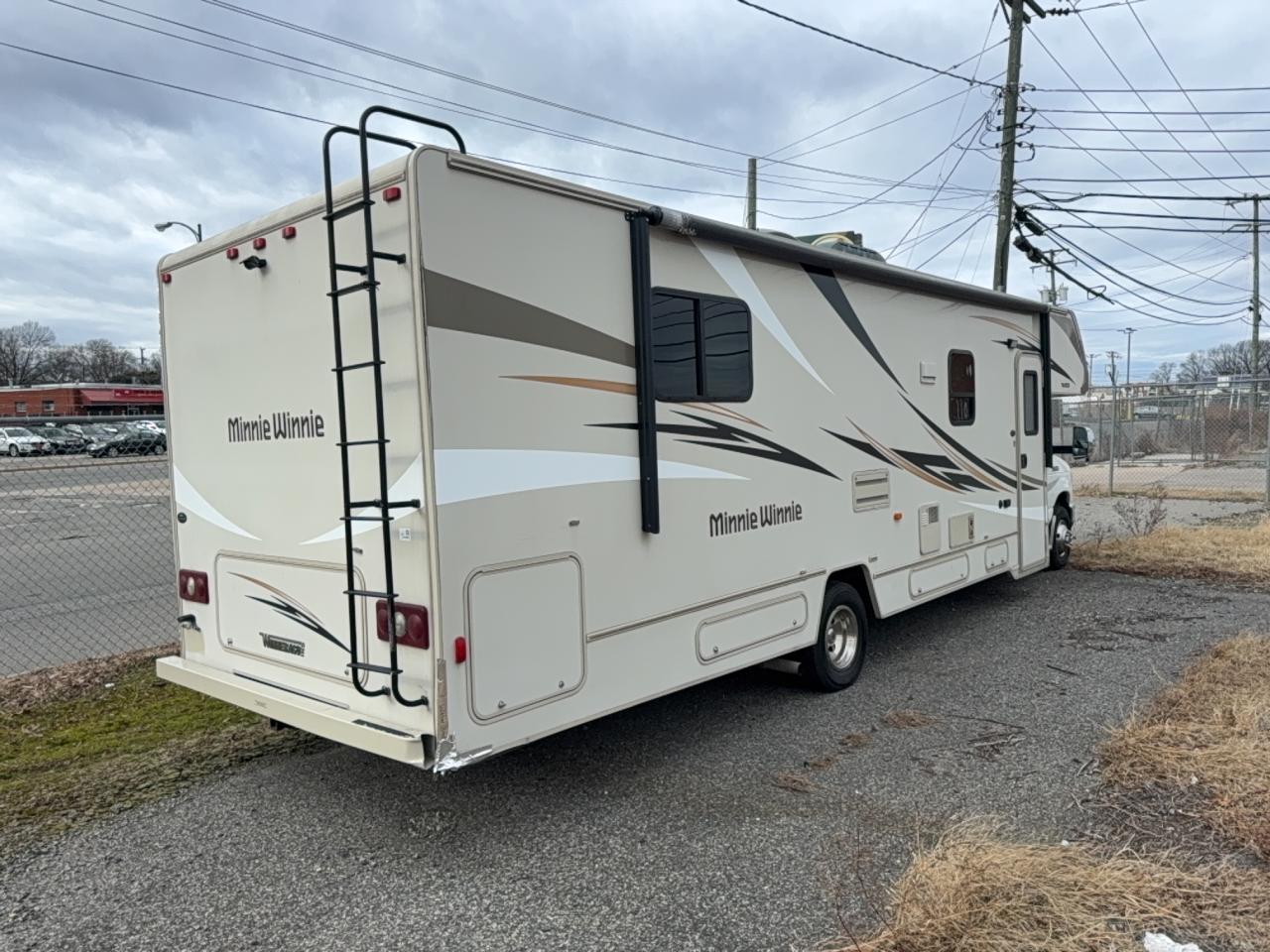Ford Econoline E450 Super Duty Cutaway Van Image 3