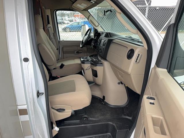 Ford Econoline E450 Super Duty Cutaway Van Image 5