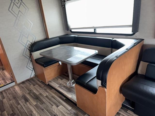 Ford Econoline E450 Super Duty Cutaway Van Image 11