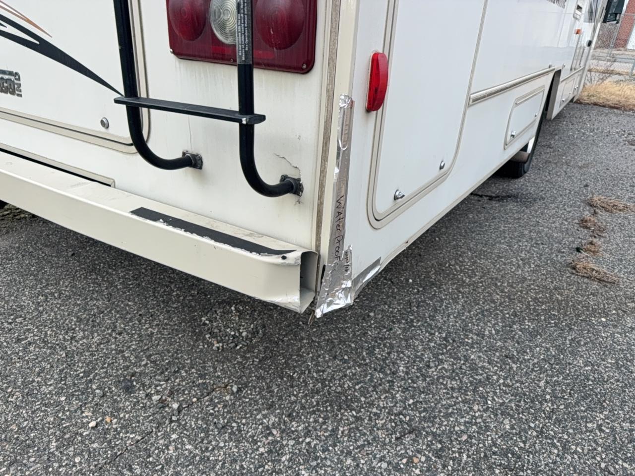 Ford Econoline E450 Super Duty Cutaway Van Image 9