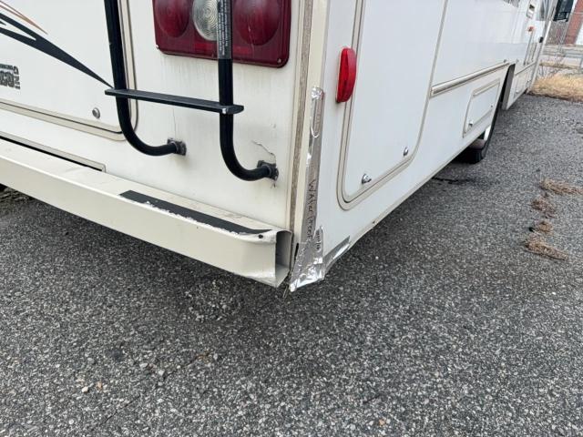 Ford Econoline E450 Super Duty Cutaway Van Image 9