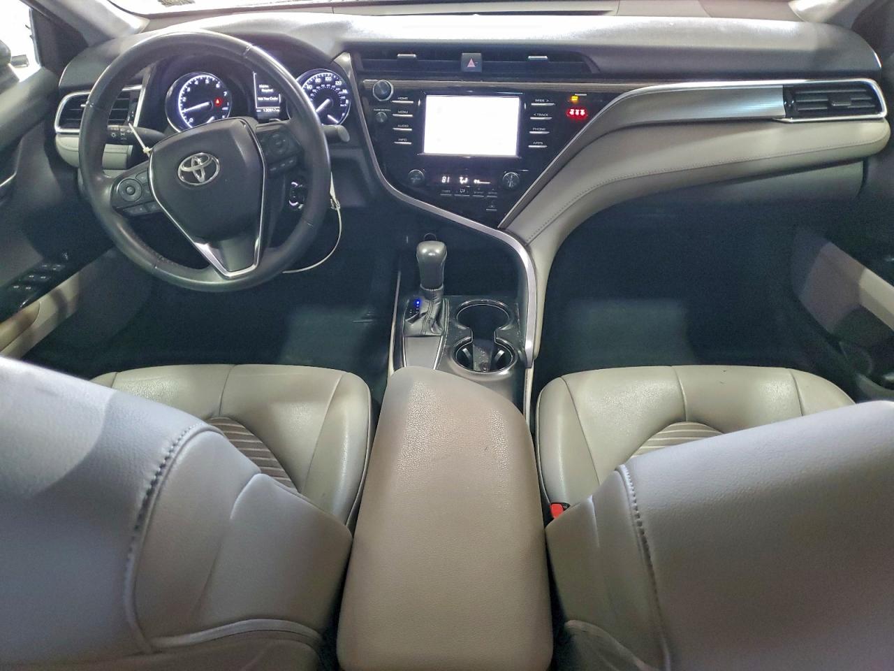 Toyota Camry L Image 11