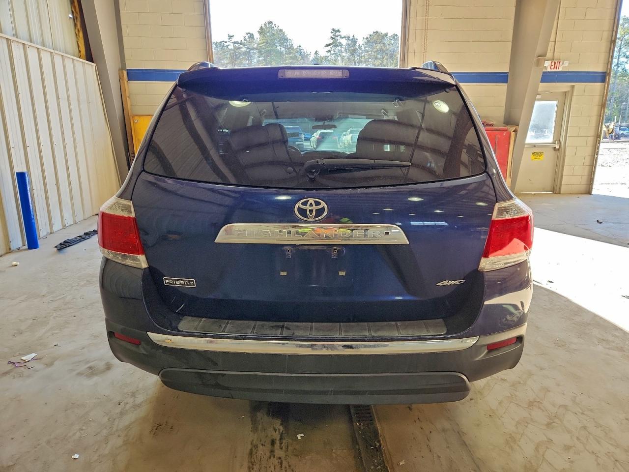 Toyota Highlander Base Image 9