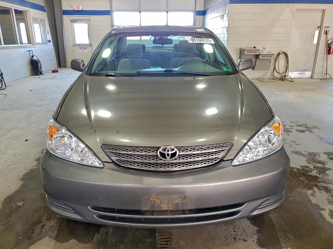 Toyota Camry Le Image 4