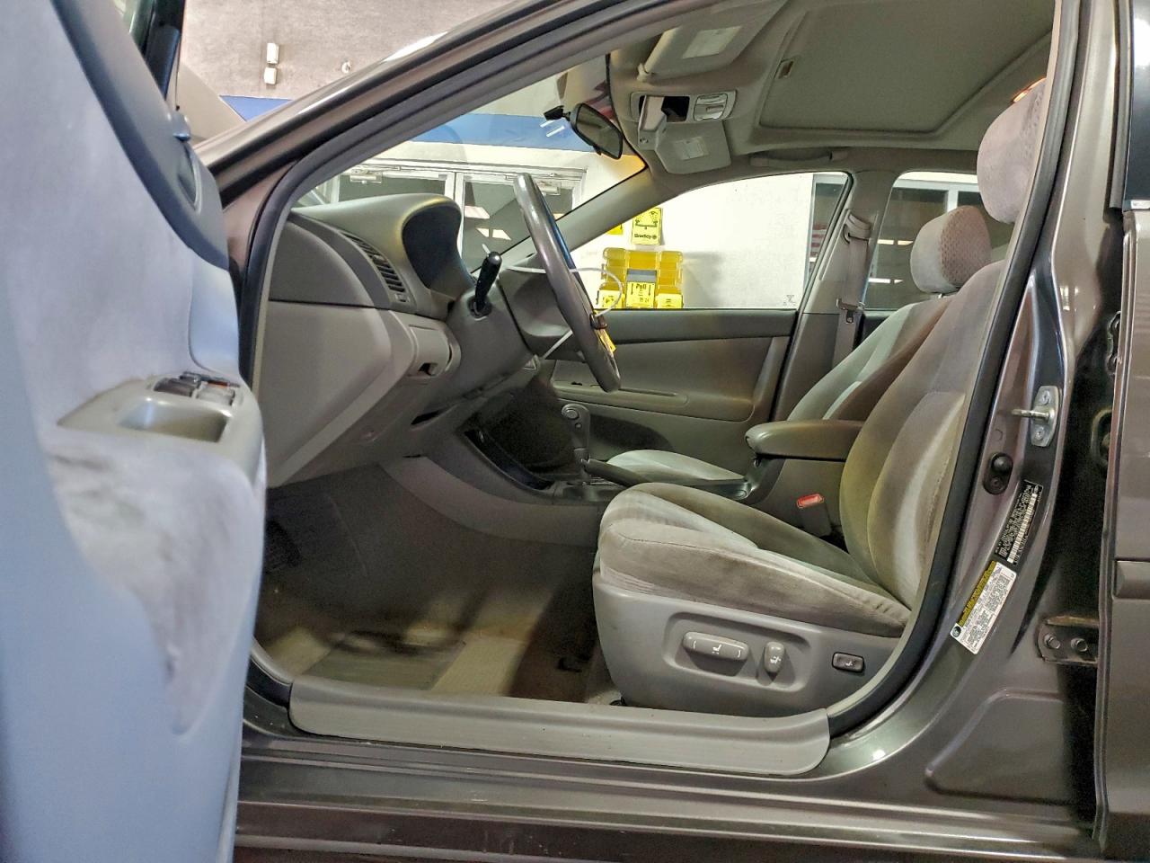 Toyota Camry Le Image 6