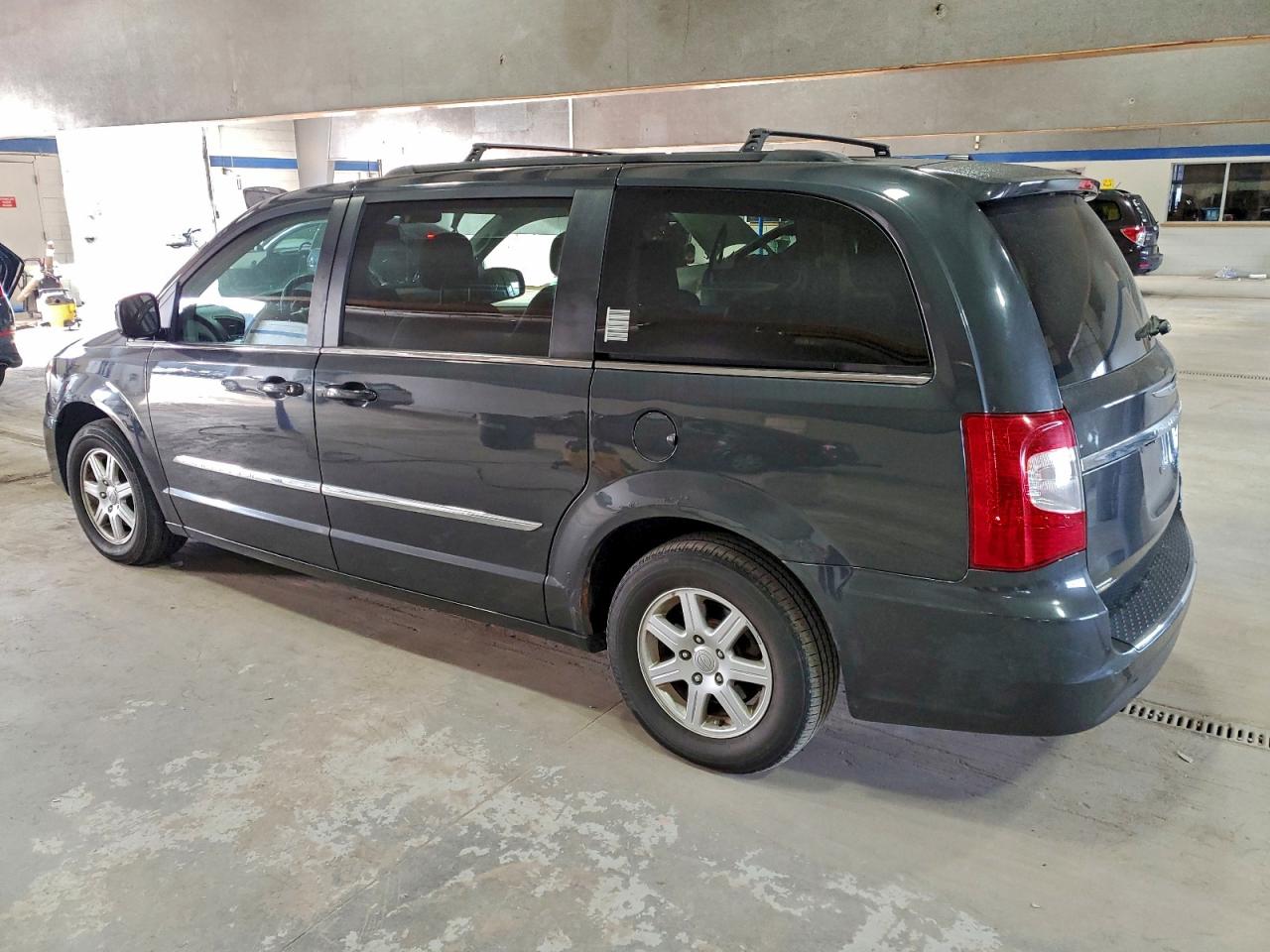 Chrysler Minivan Touring Image 6