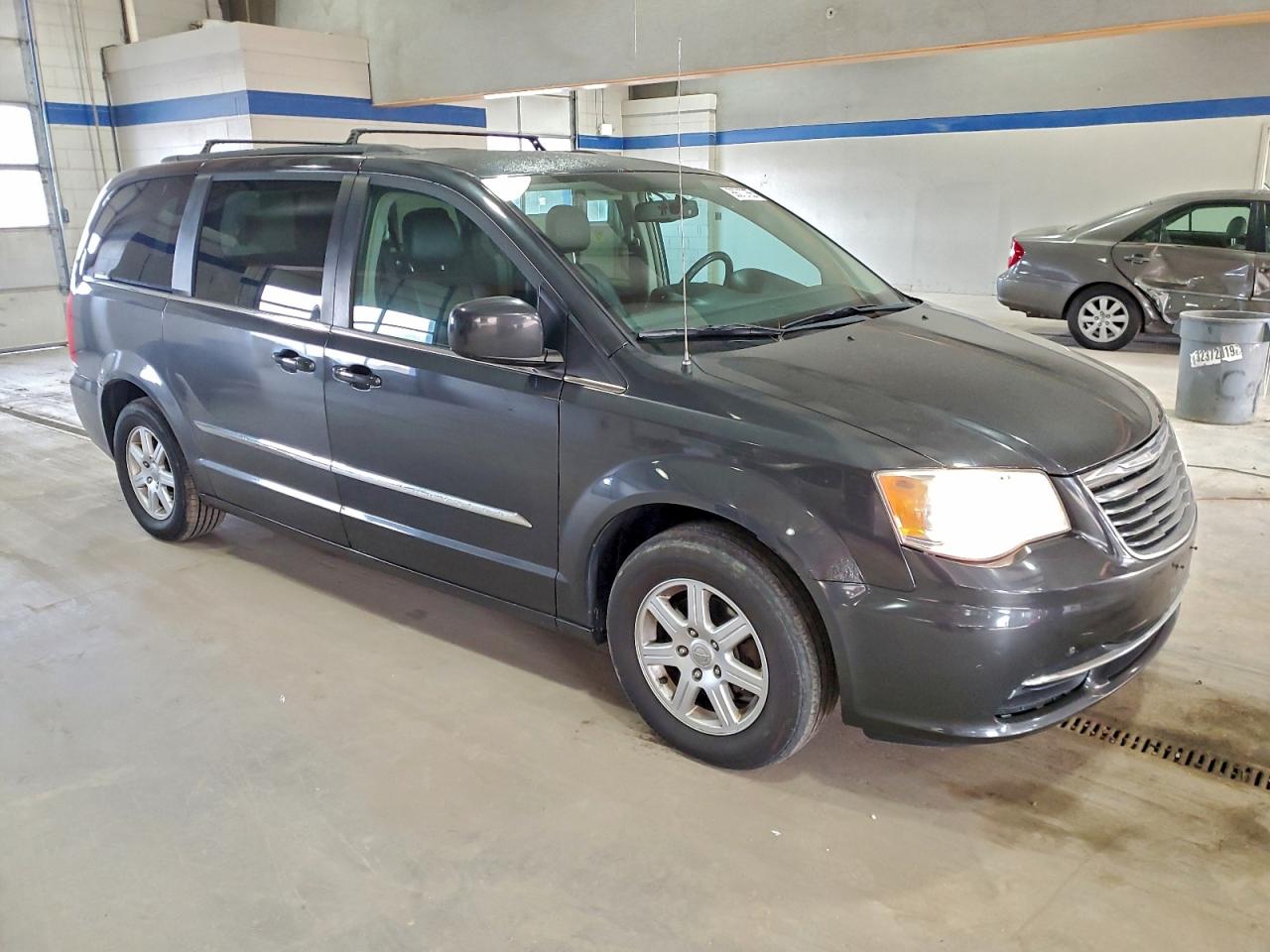 Chrysler Minivan Touring Image 4