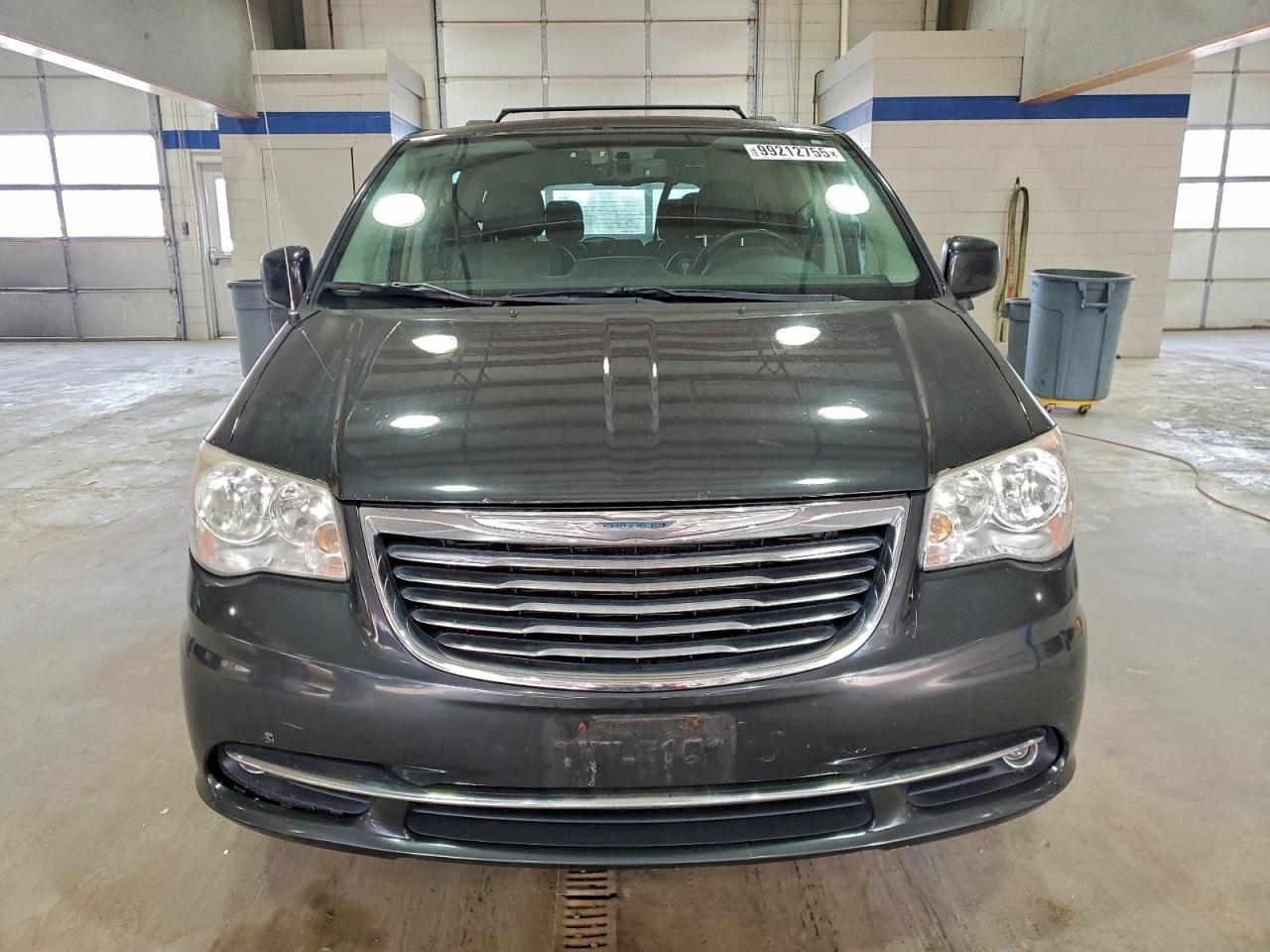 Chrysler Minivan Touring Image 7