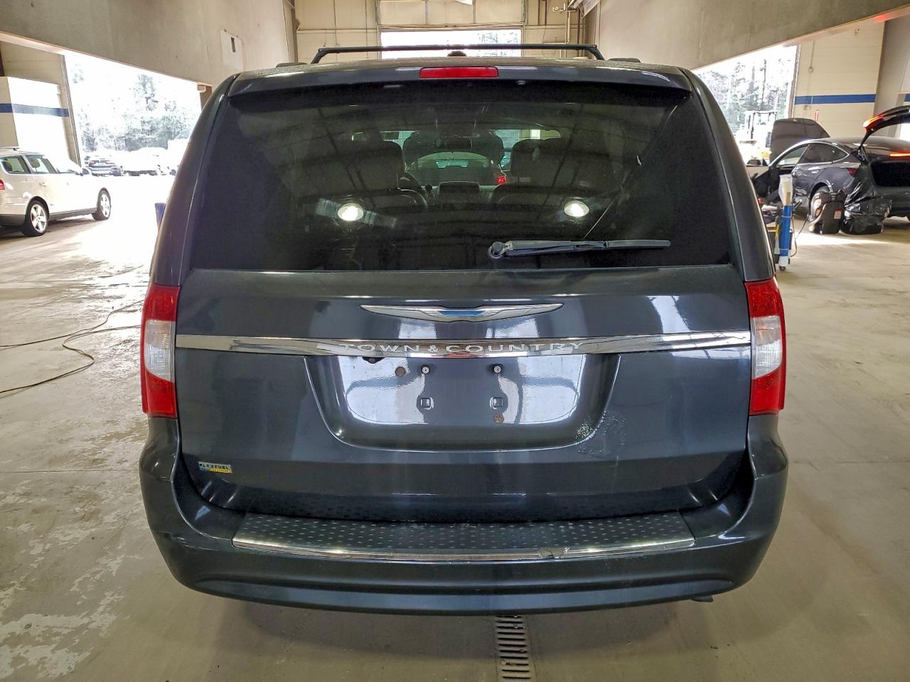 Chrysler Minivan Touring Image 2