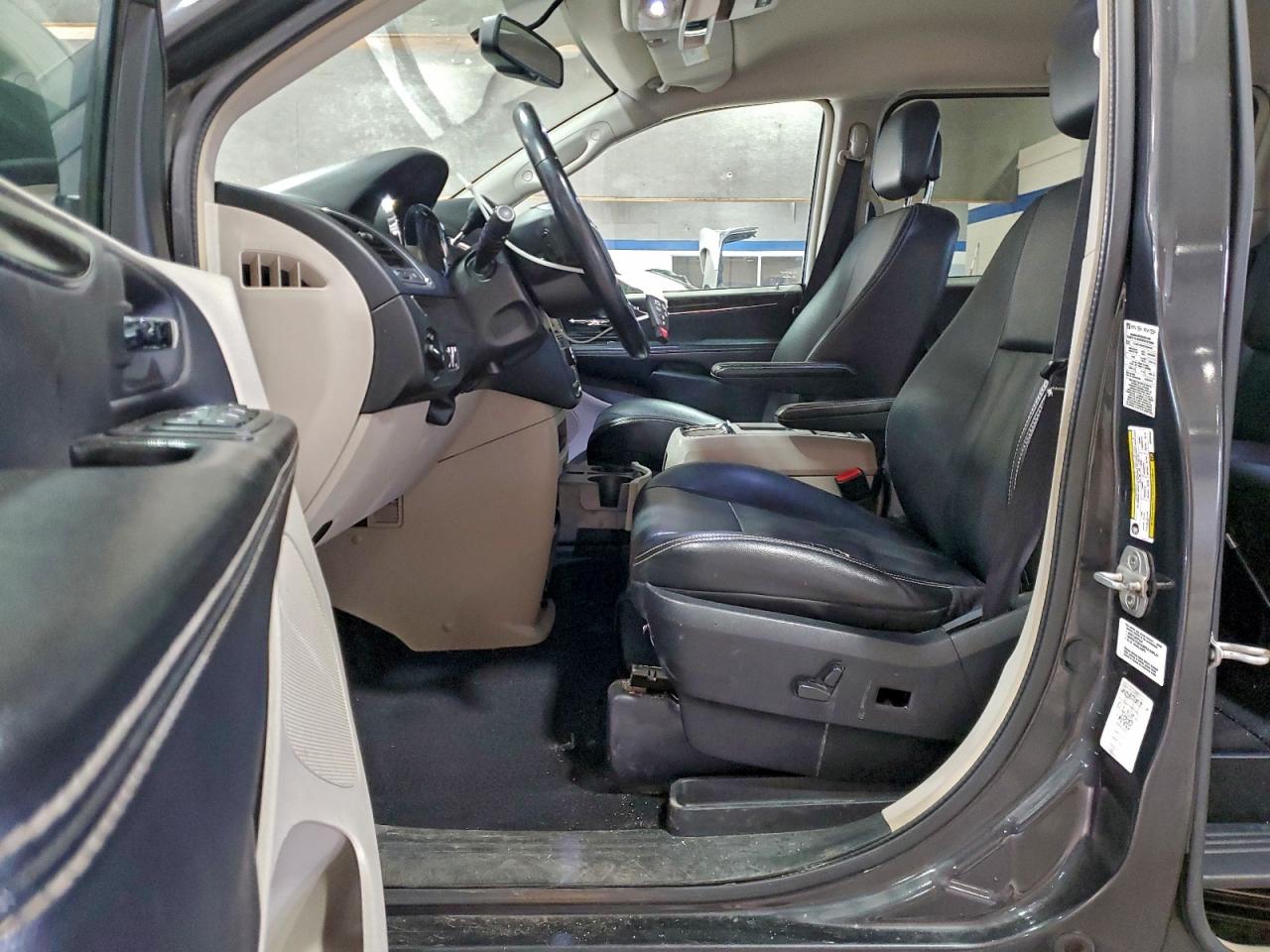 Chrysler Minivan Touring Image 5