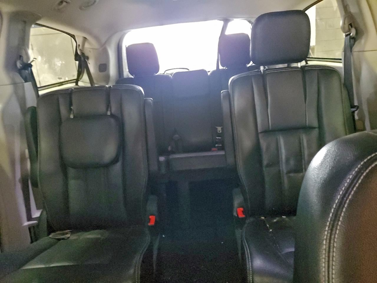 Chrysler Minivan Touring Image 12