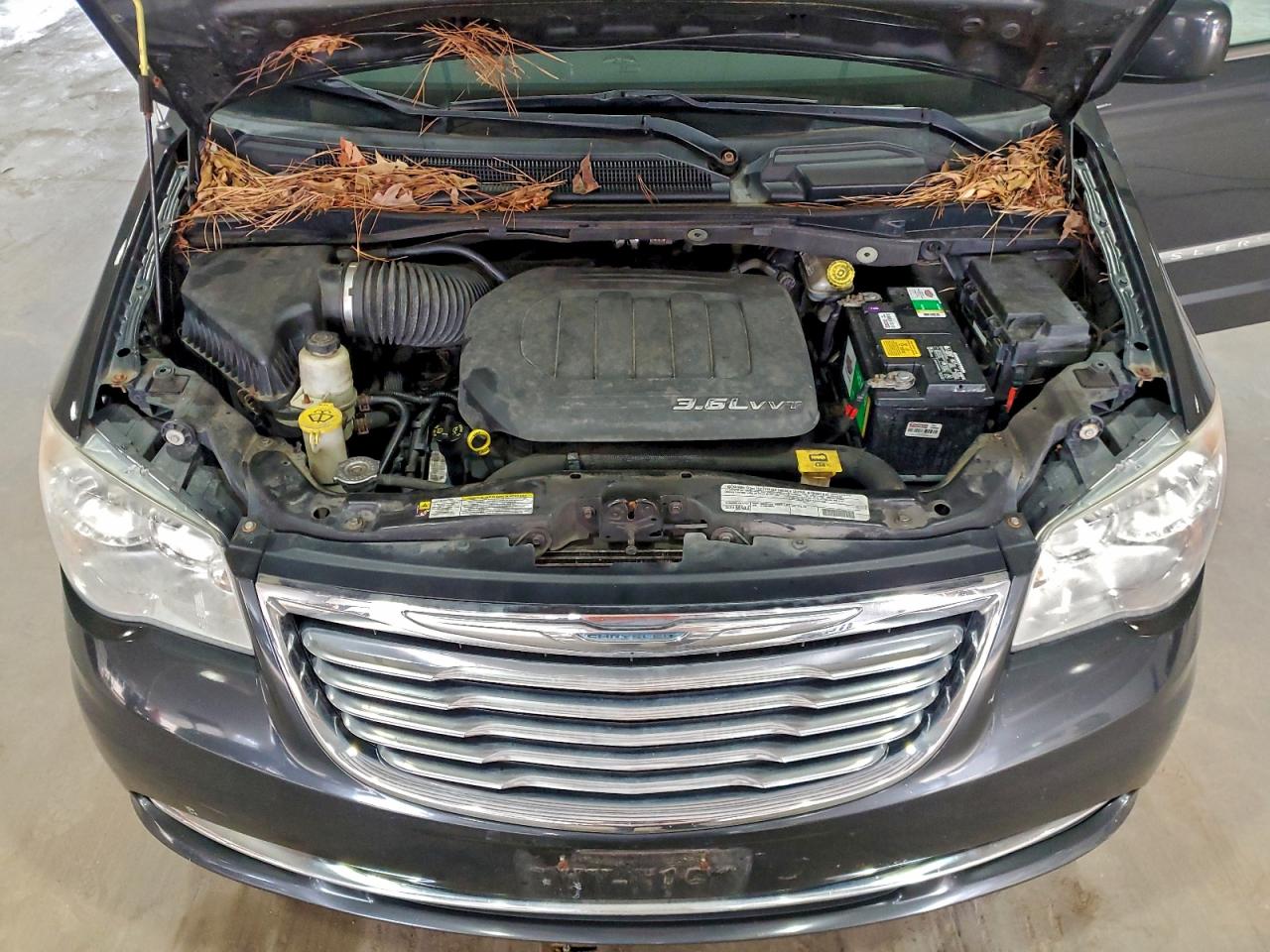 Chrysler Minivan Touring Image 13