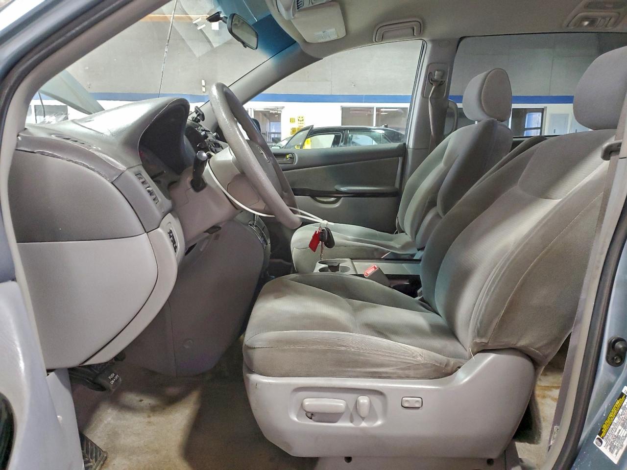 Toyota Sienna Ce Image 4