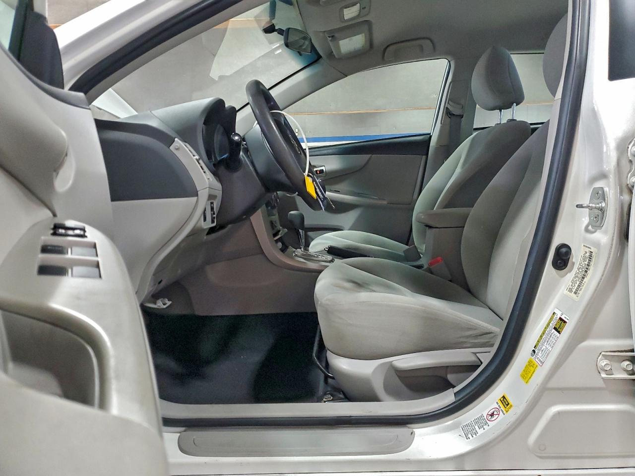 Toyota Corolla Base Image 12