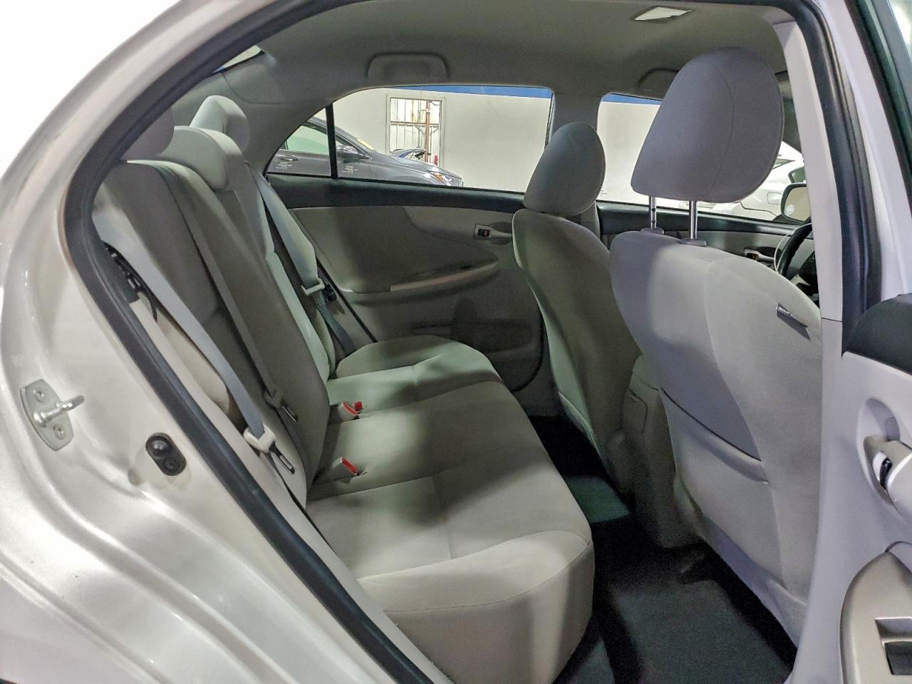 Toyota Corolla Base Image 8