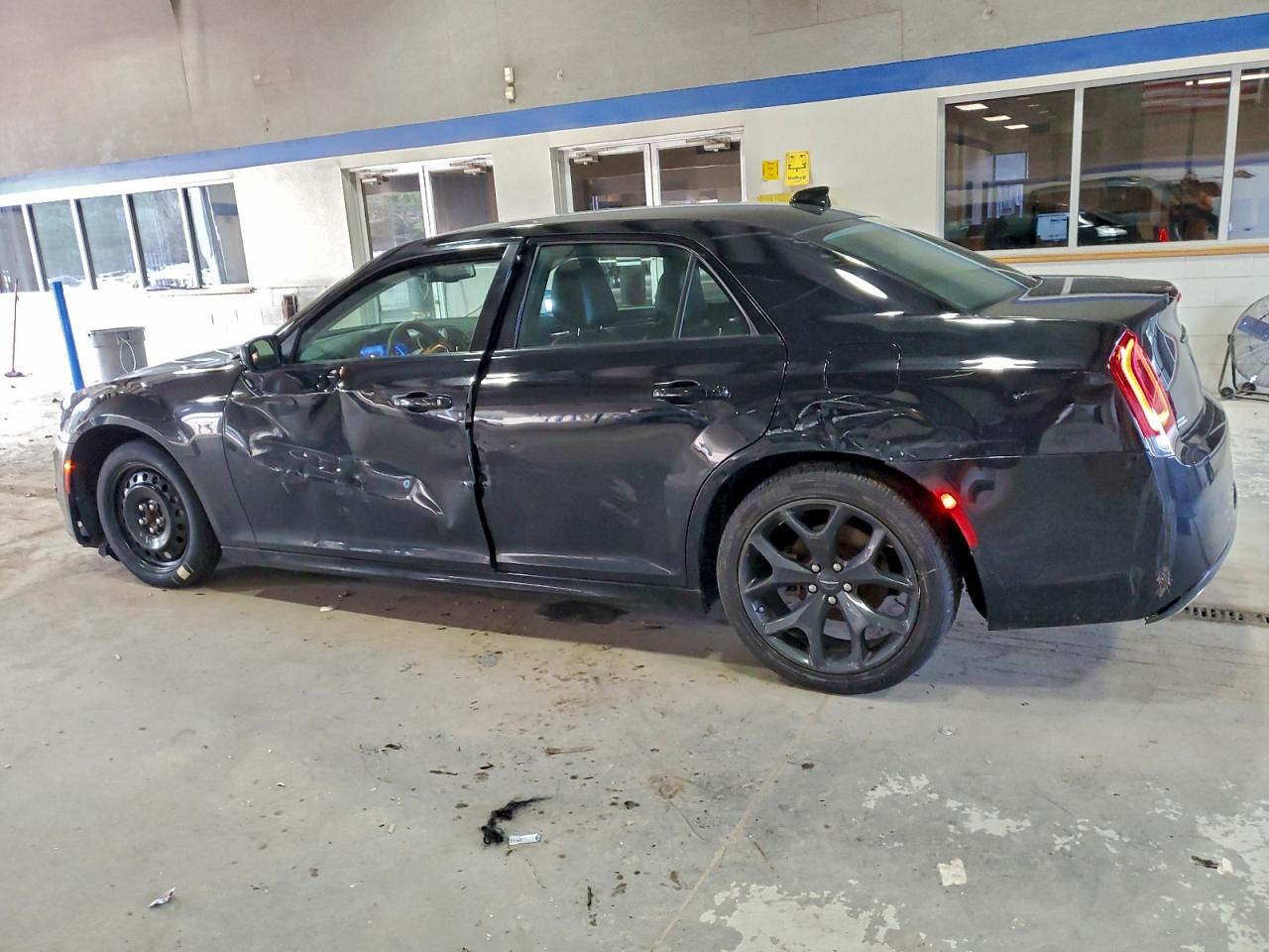 Chrysler 300 Touring L Image 2