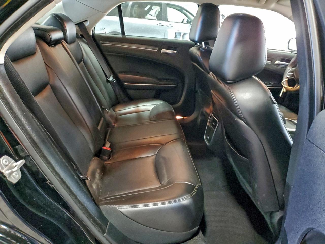 Chrysler 300 Touring L Image 11