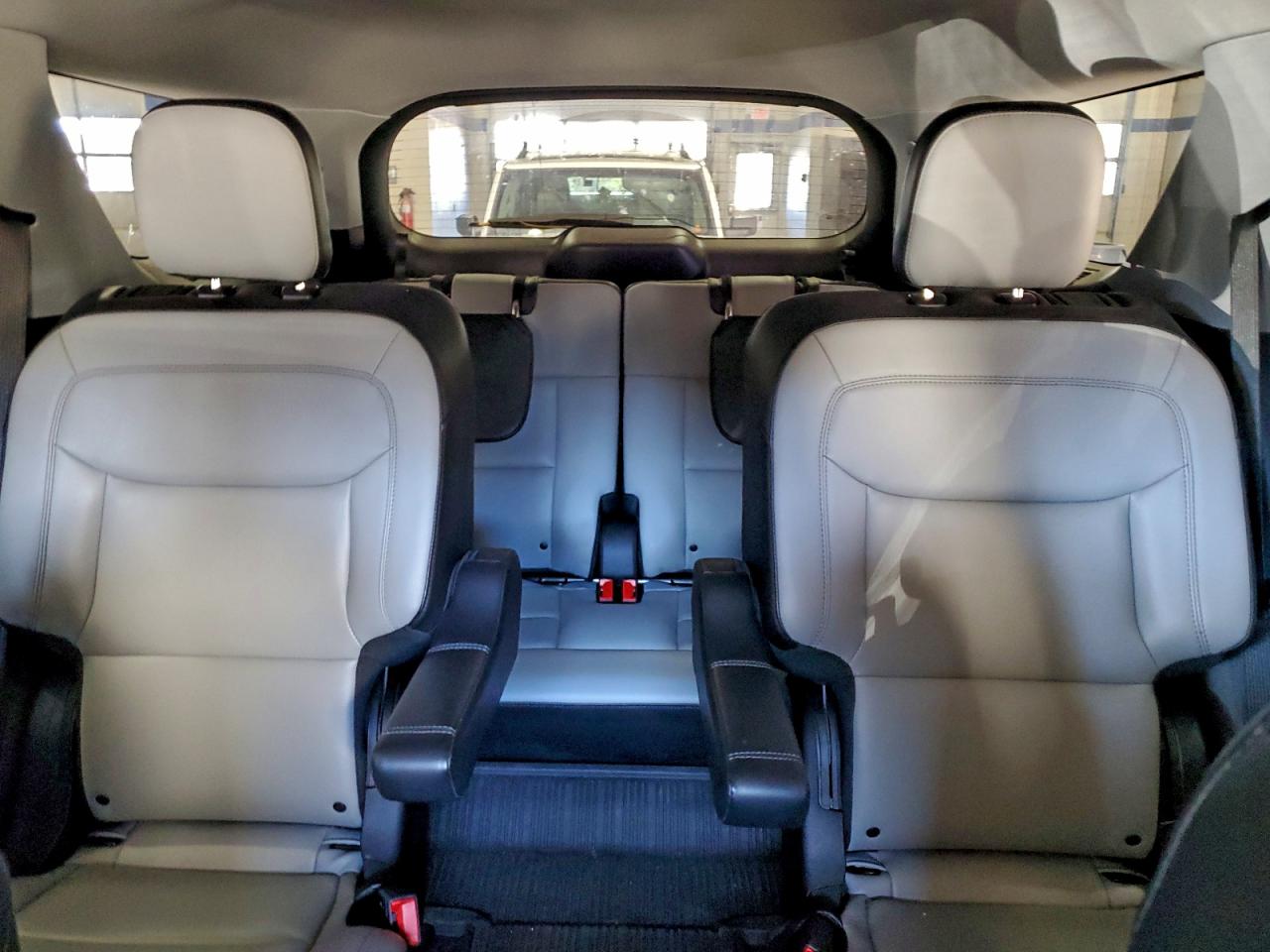 Ford Explorer Xlt Image 6